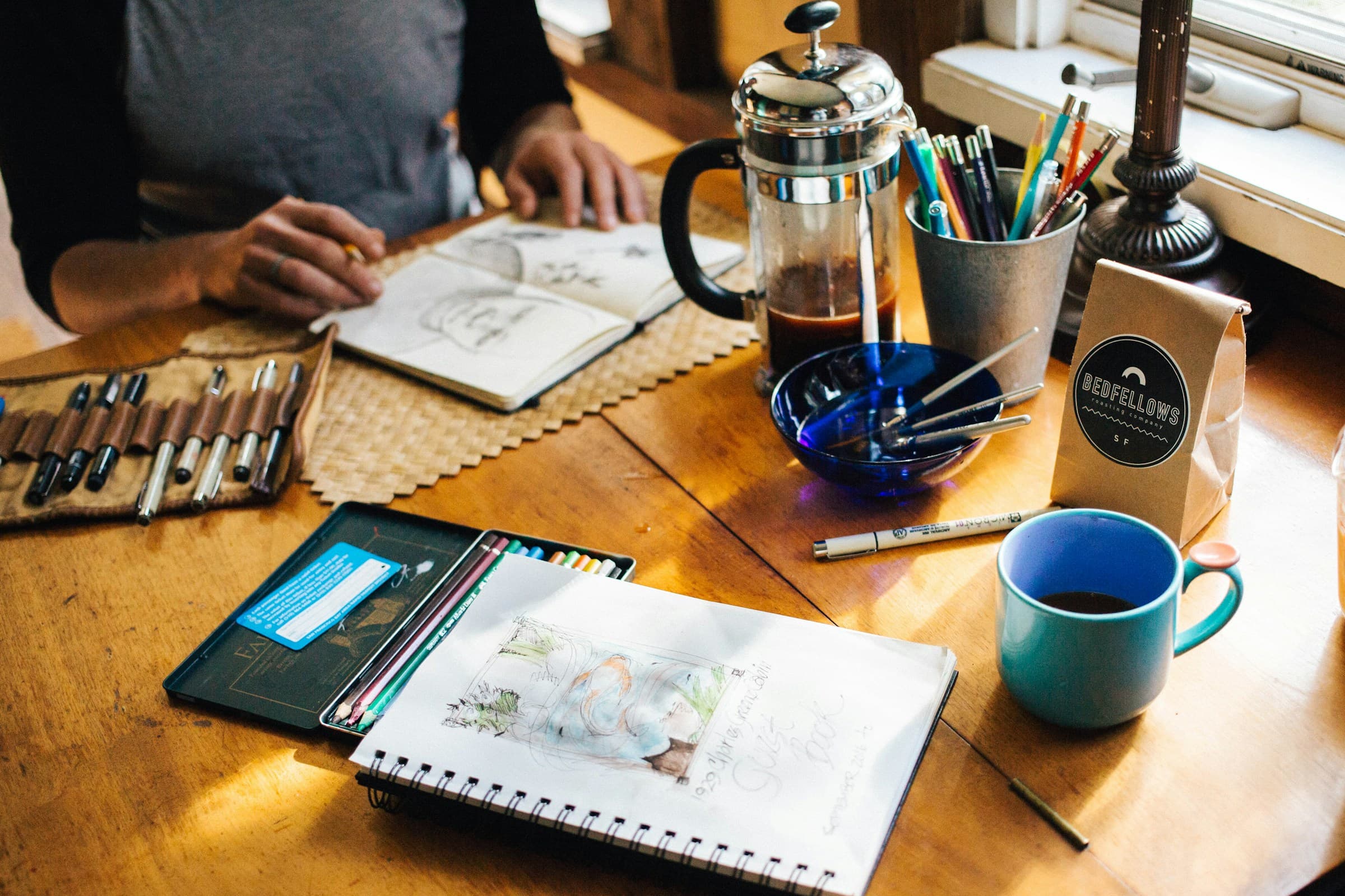 Deux personnes autour d'un café dessinent et font de l'aquarelle